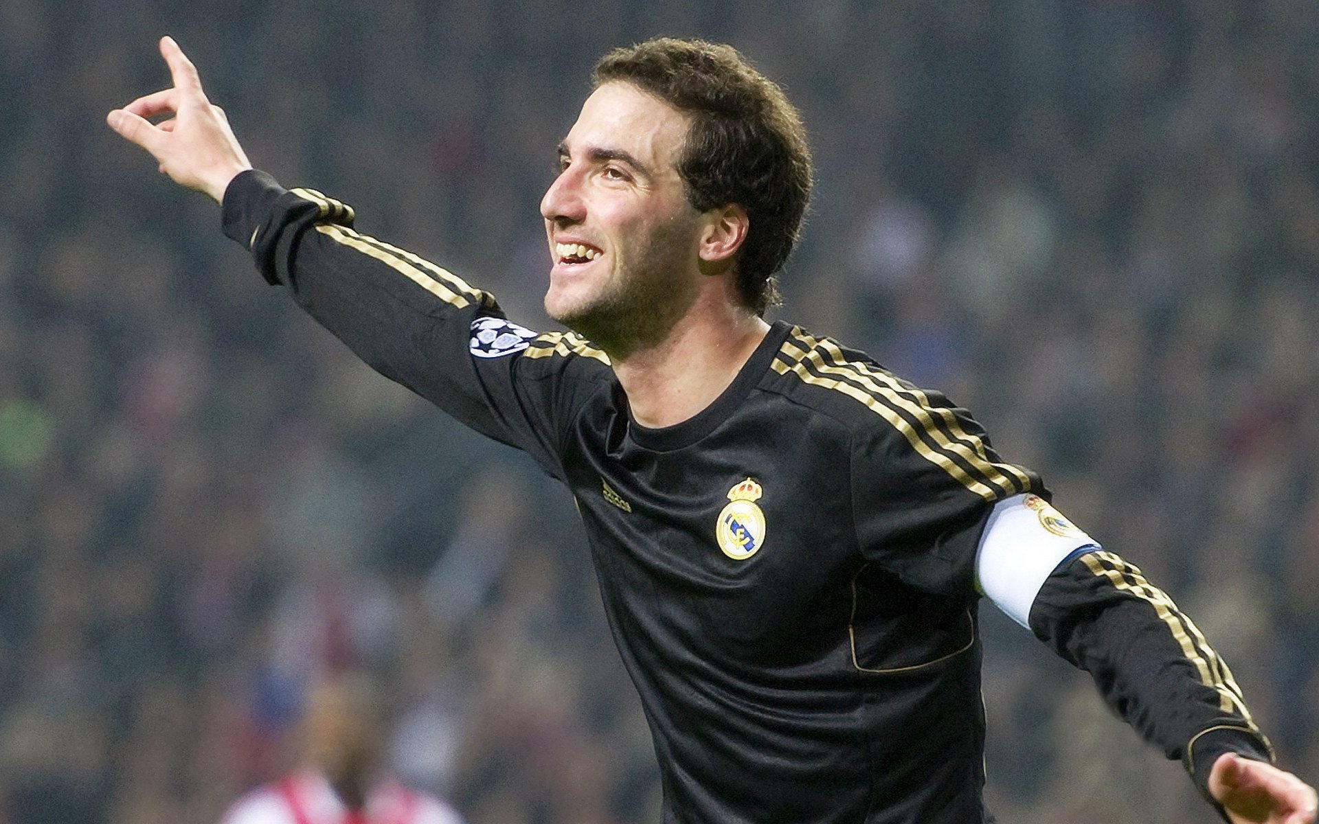 欧冠淘汰赛之夜，富安健洋打出统治级数据，亚洲后卫的沉默革命